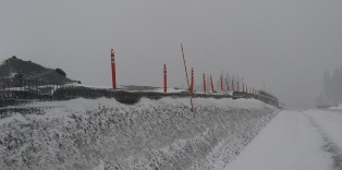 traffic safetu tubes on highway